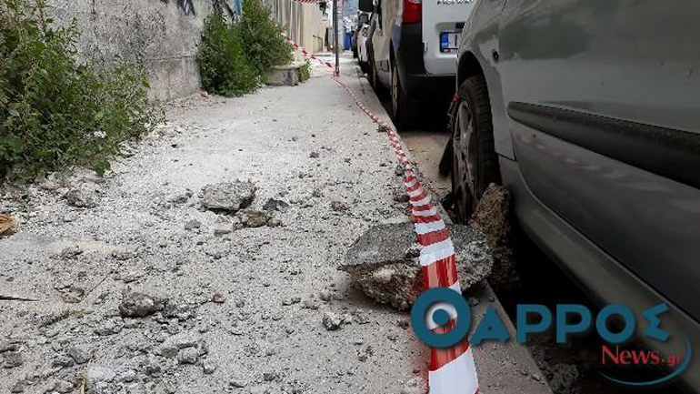 Μεγάλο κομμάτι τσιμέντου αποκολλήθηκε από κτήριο στο κέντρο της Καλαμάτας